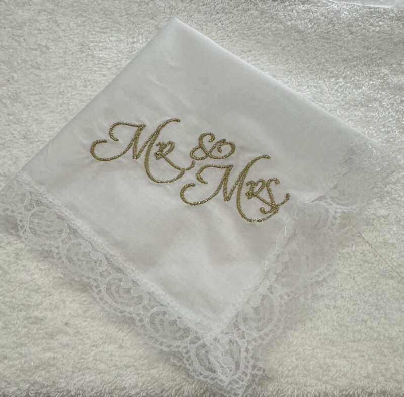 Huwelijks zakdoek met kant geborduurd Mr & Mrs - datum - wit - 2 stuks